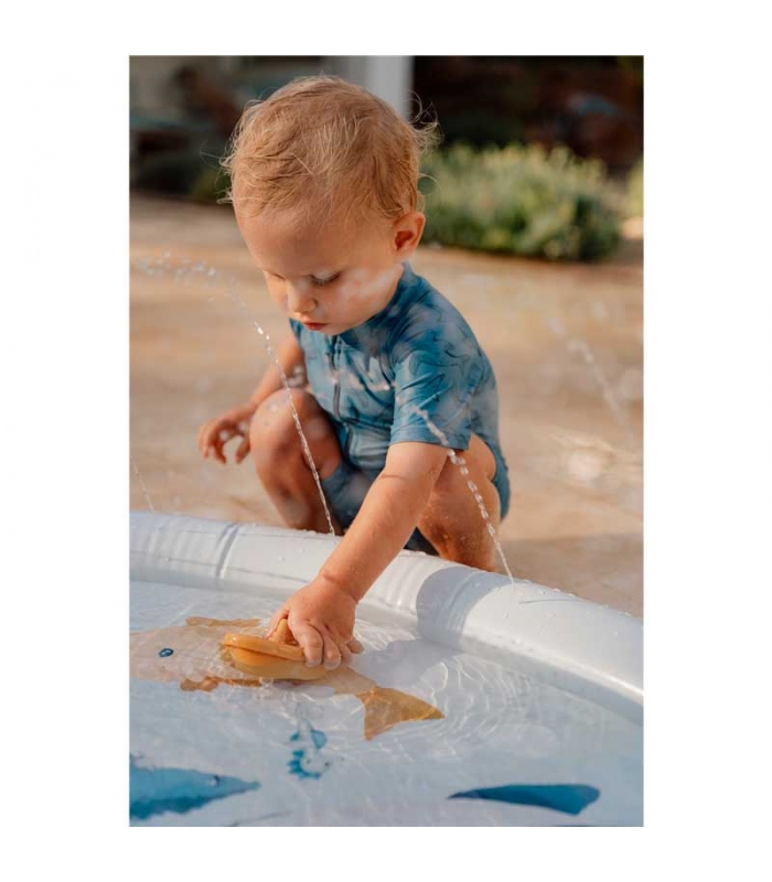 Niño cogiendo agua del Playmat Little dutch coleccion Sailors Bay