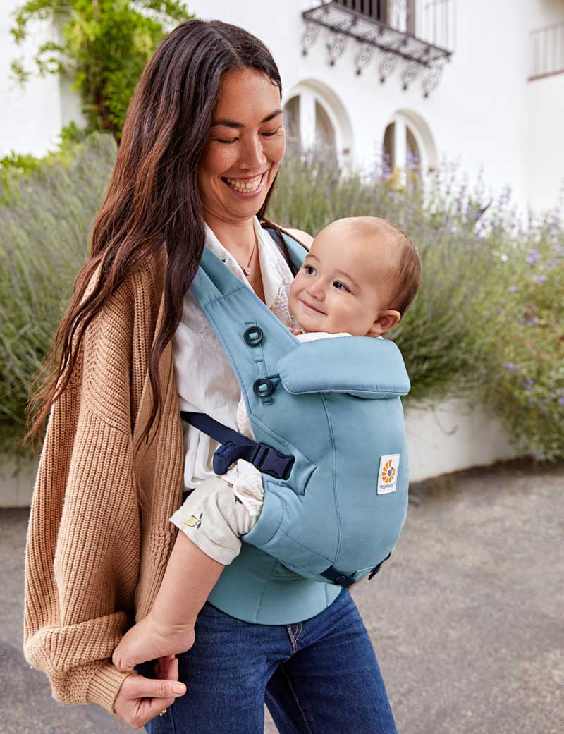 Mamá porteando a un bebé en la mochila ergobaby adapt