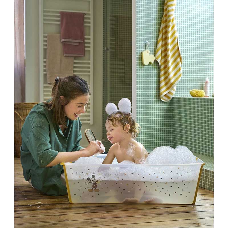 Niño tomando un baño en bañera Stokke Flexibath Disney
